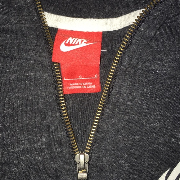 Women’s Nike Zipup - Picture 2 of 3